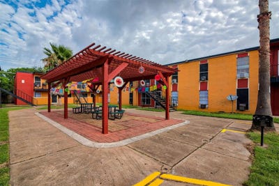 /international/us/4300-s-shaver-st-houston-tx-110107260617/