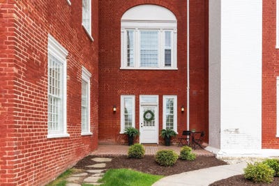 /international/us/100-village-dr-staunton-va-110108096401/
