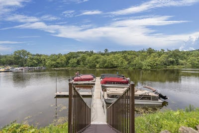 /international/us/1137-river-road-wisconsin-dells-wi-110100835039/