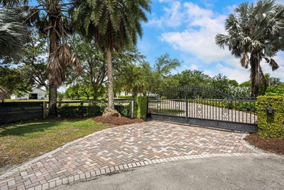 /international/us/19986-black-falcon-road-loxahatchee-fl-110099956326/