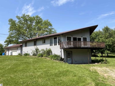 /international/us/6615-manley-drive-riverdale-mi-110099857181/