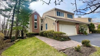 /international/us/28-willow-ridge-drive-smithtown-ny-110107077177/