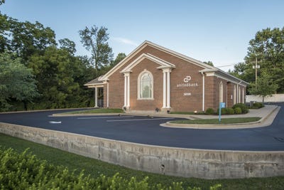 /international/us/3098-harrodsburg-road-lexington-ky-110104122315/