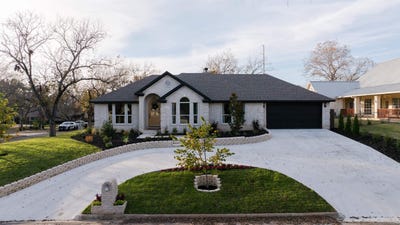 /international/us/270-chaparral-street-meadowlakes-tx-110106441062/