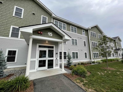 /international/us/15-east-ridge-drive-milford-nh-110108615524/