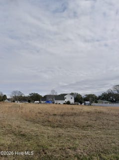 /international/us/1106-landing-court-hubert-nc-110120515470/