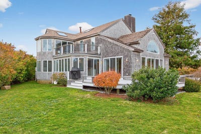 /international/us/15-hedge-lane-falmouth-ma-110107652413/
