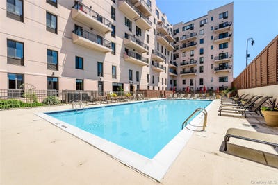 /international/us/100-w-broadway-long-beach-ny-110102774474/