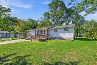 /international/us/1406-knapp-court-neosho-mo-110120482990/