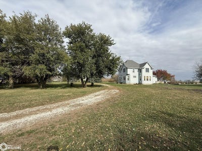 /international/us/2510-washington-avenue-eagle-grove-ia-110102580036/