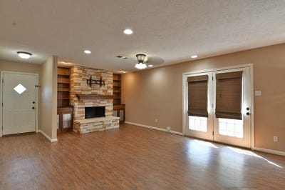 /international/us/809-pecan-street-brenham-tx-110095427547/