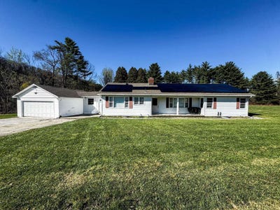 /international/us/105-schoolhouse-road-pownal-vt-110107464065/