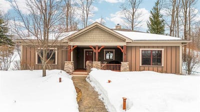 /international/us/2585-cottage-harbor-springs-mi-110106537820/