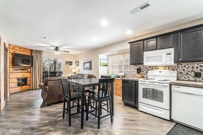 /international/us/13-woodpecker-lane-branson-mo-110108230460/