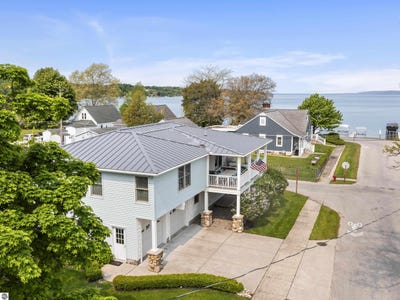 /international/us/87-s-center-street-beulah-mi-110095570922/