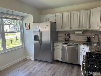 /international/us/14-albury-way-north-brunswick-nj-110110058770/