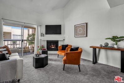 /international/us/21520-burbank-blvd-woodland-hills-ca-110108059089/