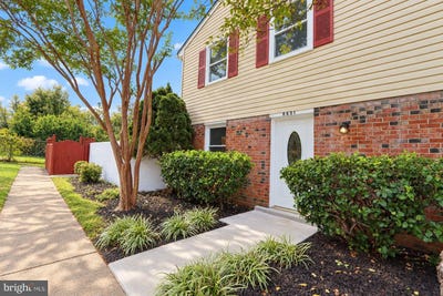 /international/us/8601-newton-place-manassas-va-110120669071/