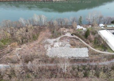 /international/us/120-river-way-road-cedar-grove-wv-110107341249/