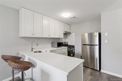/international/us/241-fairview-circle-middle-island-ny-110099954734/