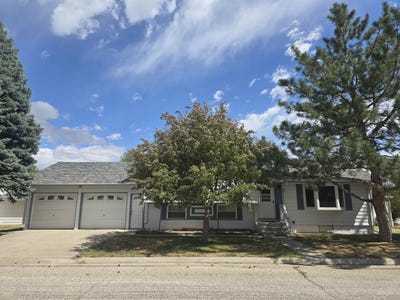 /international/us/273-s-iowa-st-guernsey-wy-110108477233/
