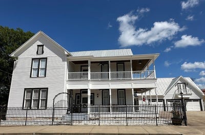 /international/us/326-west-colorado-street-la-grange-tx-110101092293/