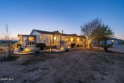 /international/us/9890-sue-avenue-rosamond-ca-110106527160/