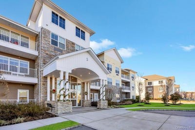 /international/us/3-meadows-lane-yaphank-ny-110104966745/