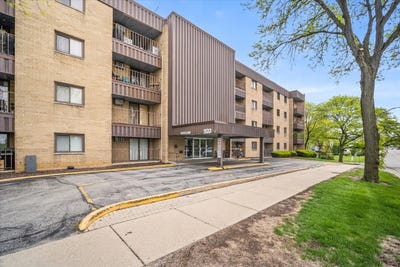 /international/us/1133-s-finley-road-lombard-il-110107854010/