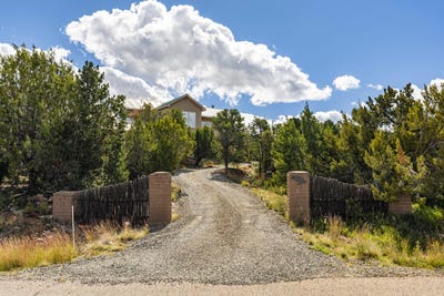 /international/us/17-kiva-loop-sandia-park-nm-110120614600/