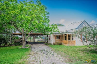 /international/us/706-west-street-yoakum-tx-110098884838/