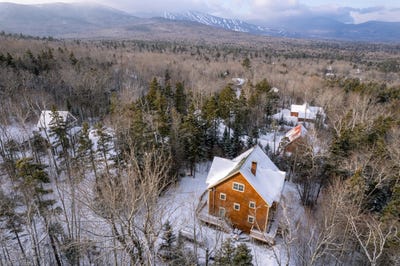 /international/us/2025-hillside-road-carrabassett-valley-me-110105236531/