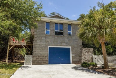 /international/us/412-wild-cherry-lane-emerald-isle-nc-110103289525/
