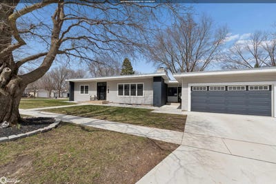/international/us/900-6th-avenue-s-clear-lake-ia-110107212059/
