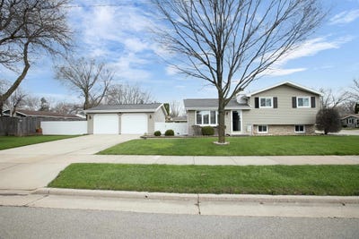 /international/us/1021-apple-blossom-drive-neenah-wi-110107479700/