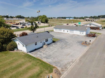 /international/us/1212-n-walnut-street-breese-il-110098376700/