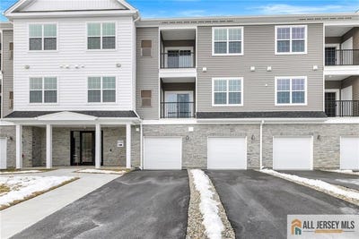 /international/us/27205-radford-court-monroe-nj-110105116916/