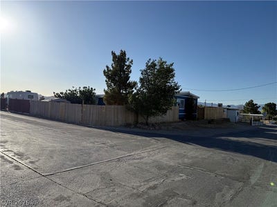 /international/us/975-sky-road-indian-springs-nv-110108983353/