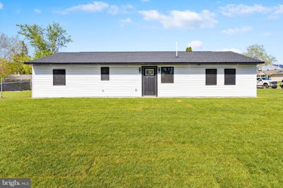/international/us/30-orangewood-drive-levittown-pa-110108494713/