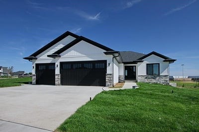 /international/us/4102-barbaro-ave-iowacity-ia-110107452855/