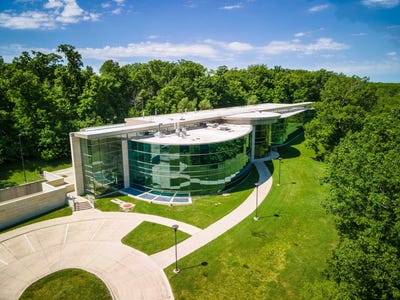 /international/us/1-peregrine-way-cedar-falls-ia-110108255845/