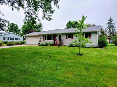 /international/us/903-e-bluff-st-boscobel-wi-110109208224/