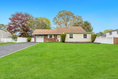 /international/us/61-pitchpine-place-medford-ny-110107848392/