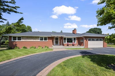 /international/us/4-garden-court-prospect-heights-il-110108765510/