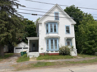 /international/us/8-court-street-rochester-nh-110108499402/