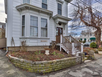 /international/us/14-center-street-provincetown-ma-110107276885/