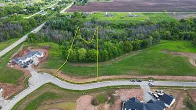 /international/us/oak-creek-court-kaukauna-wi-110099854349/