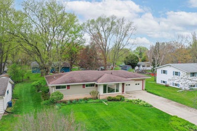 /international/us/416-s-woodland-drive-whitewater-wi-110107697737/