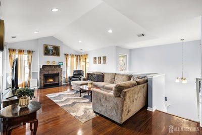 /international/us/123-chariot-court-piscataway-nj-110107514069/