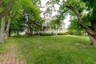 /international/us/425-mason-street-chenoa-il-110108078276/